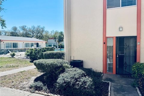 Townhouse in Saint Petersburg, Florida 2 bedrooms, 111.02 sq.m. № 1810642 - photo 1