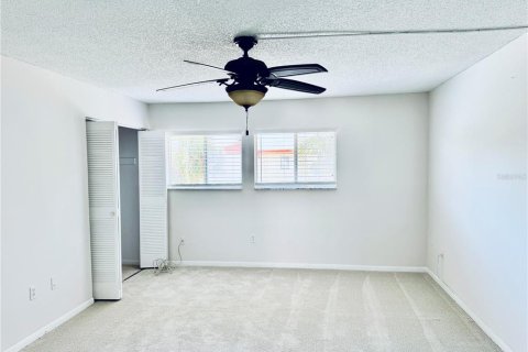 Townhouse in Saint Petersburg, Florida 2 bedrooms, 111.02 sq.m. № 1810642 - photo 8