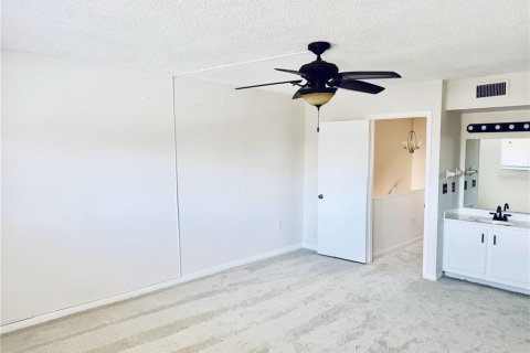Townhouse in Saint Petersburg, Florida 2 bedrooms, 111.02 sq.m. № 1810642 - photo 24