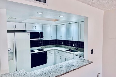 Townhouse in Saint Petersburg, Florida 2 bedrooms, 111.02 sq.m. № 1810642 - photo 6