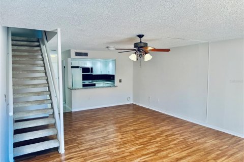 Townhouse in Saint Petersburg, Florida 2 bedrooms, 111.02 sq.m. № 1810642 - photo 22