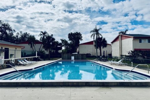 Townhouse in Saint Petersburg, Florida 2 bedrooms, 111.02 sq.m. № 1810642 - photo 2