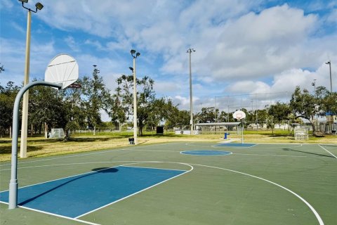 Townhouse in Saint Petersburg, Florida 2 bedrooms, 111.02 sq.m. № 1810642 - photo 19