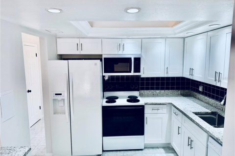 Townhouse in Saint Petersburg, Florida 2 bedrooms, 111.02 sq.m. № 1810642 - photo 4