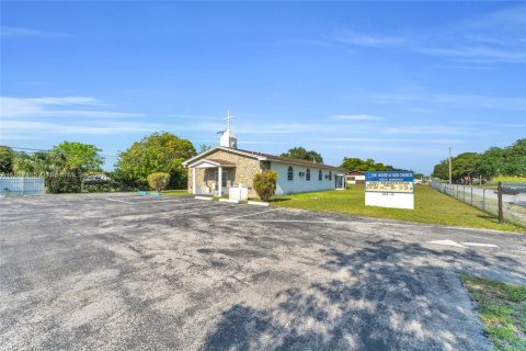 Commercial property in Miami Gardens, Florida № 1756753 - photo 3