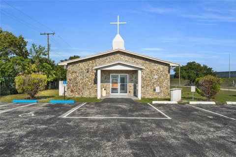 Commercial property in Miami Gardens, Florida № 1756753 - photo 2
