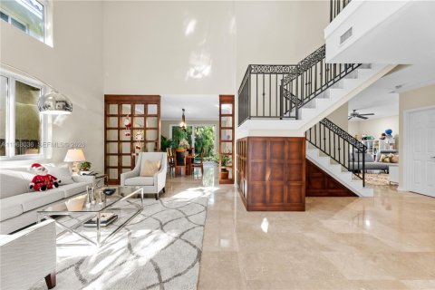 Casa en venta en Miami, Florida, 4 dormitorios, 298.12 m2 № 2029825 - foto 3