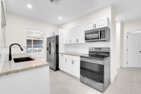 Villa ou maison à louer à Miami, Floride: 4 chambres, 109.53 m2 № 2030800 - photo 4