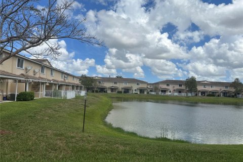 Touwnhouse à louer à Tamarac, Floride: 2 chambres, 114.27 m2 № 1996339 - photo 2