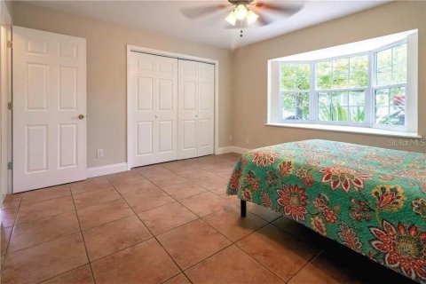 Townhouse in Saint Petersburg, Florida 3 bedrooms, 150.5 sq.m. № 2376848 - photo 19