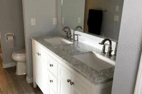 Townhouse in Saint Petersburg, Florida 3 bedrooms, 150.5 sq.m. № 2376848 - photo 12