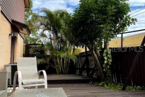 Townhouse in Saint Petersburg, Florida 3 bedrooms, 150.5 sq.m. № 2376848 - photo 24