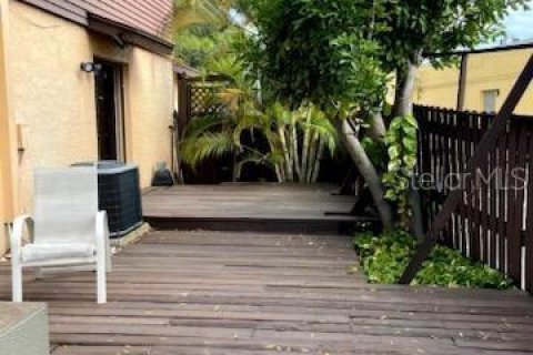 Townhouse in Saint Petersburg, Florida 3 bedrooms, 150.5 sq.m. № 2376848 - photo 23