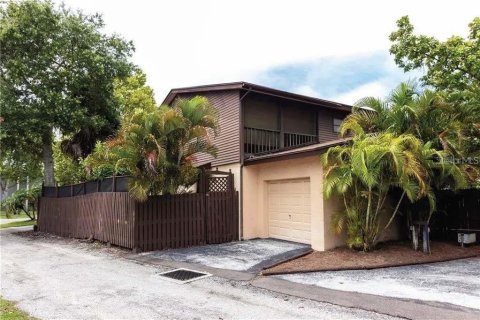Townhouse in Saint Petersburg, Florida 3 bedrooms, 150.5 sq.m. № 2376848 - photo 3