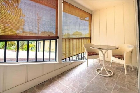 Townhouse in Saint Petersburg, Florida 3 bedrooms, 150.5 sq.m. № 2376848 - photo 21