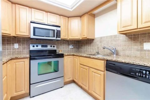 Townhouse in Saint Petersburg, Florida 3 bedrooms, 150.5 sq.m. № 2376848 - photo 4