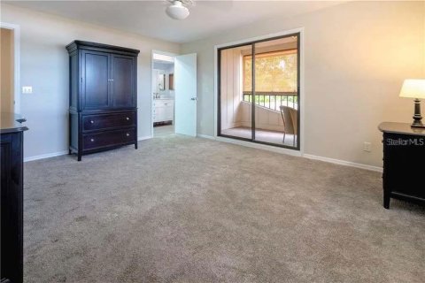 Townhouse in Saint Petersburg, Florida 3 bedrooms, 150.5 sq.m. № 2376848 - photo 6