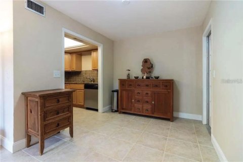 Townhouse in Saint Petersburg, Florida 3 bedrooms, 150.5 sq.m. № 2376848 - photo 16