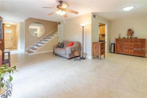 Townhouse in Saint Petersburg, Florida 3 bedrooms, 150.5 sq.m. № 2376848 - photo 5