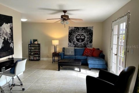 Townhouse in Saint Petersburg, Florida 3 bedrooms, 150.5 sq.m. № 2376848 - photo 7