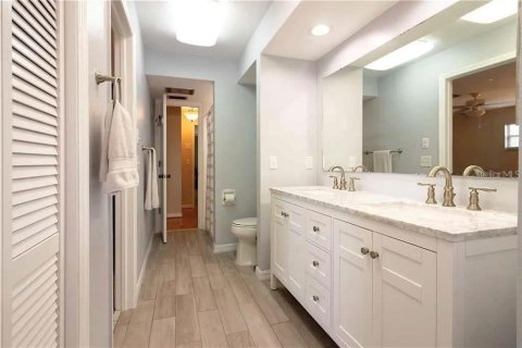 Townhouse in Saint Petersburg, Florida 3 bedrooms, 150.5 sq.m. № 2376848 - photo 11