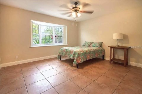 Townhouse in Saint Petersburg, Florida 3 bedrooms, 150.5 sq.m. № 2376848 - photo 18