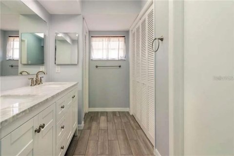 Townhouse in Saint Petersburg, Florida 3 bedrooms, 150.5 sq.m. № 2376848 - photo 14
