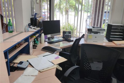 Купить коммерческую недвижимость в Дейви, Флорида № 2034357 - фото 3