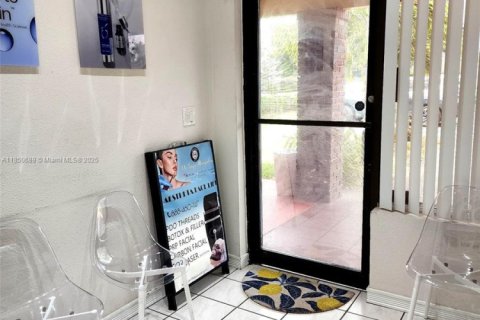 Купить коммерческую недвижимость в Дейви, Флорида № 2034357 - фото 2