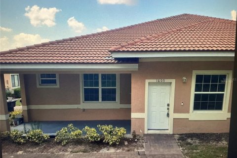 Adosado en alquiler en Poinciana, Florida, 2 dormitorios, 85.75 m2 № 1870786 - foto 1
