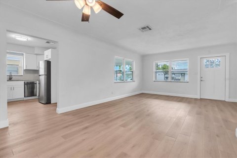 House in Pinellas Park, Florida 3 bedrooms, 103.31 sq.m. № 1882686 - photo 3