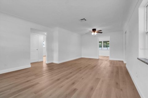 House in Pinellas Park, Florida 3 bedrooms, 103.31 sq.m. № 1882686 - photo 6