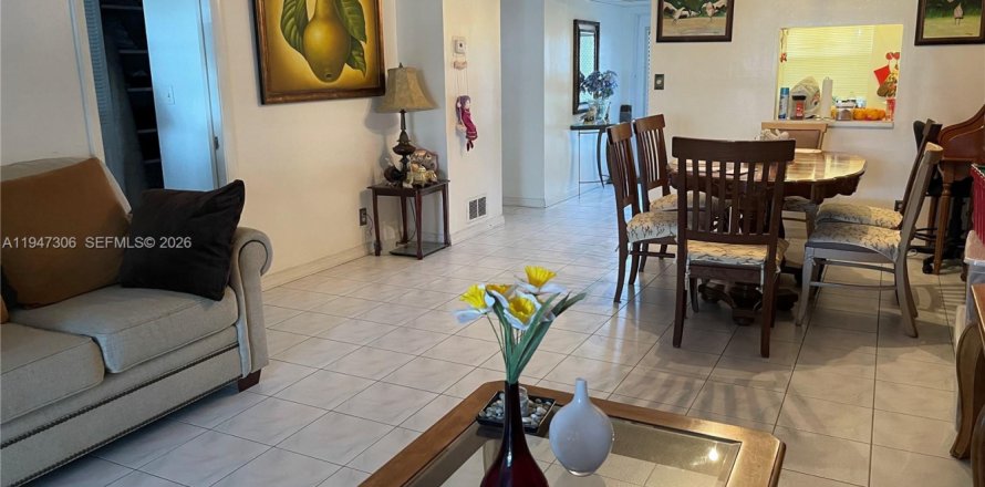 Кондоминиум с 2 спальнями в Маргит, Флорида № 2003515