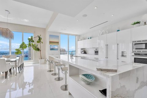 Condo in Miami, Florida, 5 bedrooms  № 1809097 - photo 3