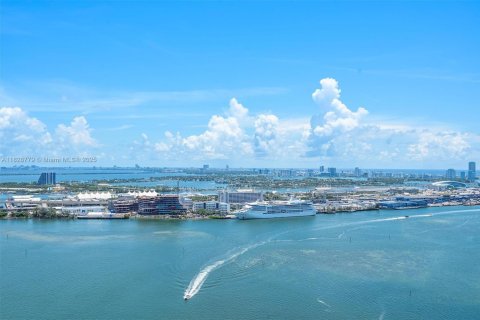 Condo in Miami, Florida, 5 bedrooms  № 1809097 - photo 12