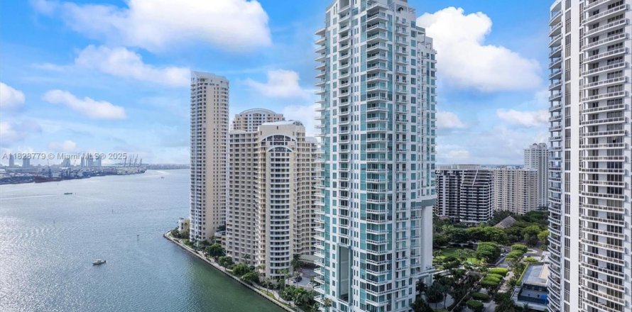 Condo in Miami, Florida, 5 bedrooms  № 1809097