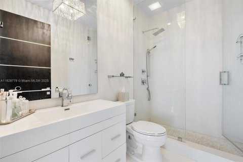 Condo in Miami, Florida, 5 bedrooms  № 1809097 - photo 18