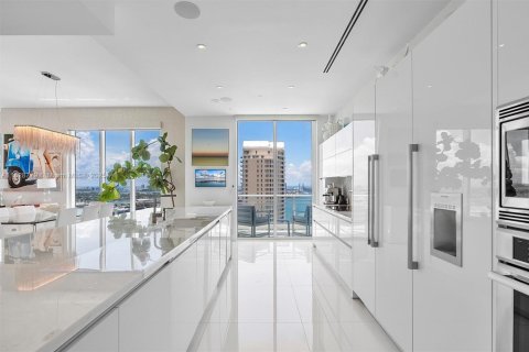 Condo in Miami, Florida, 5 bedrooms  № 1809097 - photo 14