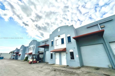 Immobilier commercial à vendre à Opa-locka, Floride № 1960626 - photo 1