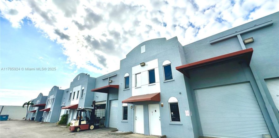 Immobilier commercial à Opa-locka, Floride № 1960626