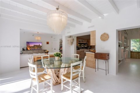 House in Key Biscayne, Florida 5 bedrooms, 297.47 sq.m. № 2042117 - photo 14