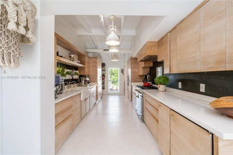 House in Key Biscayne, Florida 5 bedrooms, 297.47 sq.m. № 2042117 - photo 19