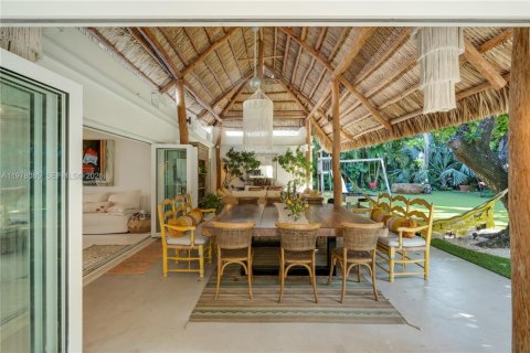 House in Key Biscayne, Florida 5 bedrooms, 297.47 sq.m. № 2042117 - photo 13