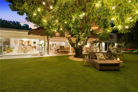 House in Key Biscayne, Florida 5 bedrooms, 297.47 sq.m. № 2042117 - photo 28