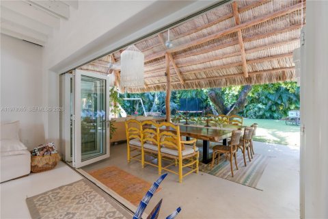 House in Key Biscayne, Florida 5 bedrooms, 297.47 sq.m. № 2042117 - photo 10