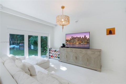 House in Key Biscayne, Florida 5 bedrooms, 297.47 sq.m. № 2042117 - photo 23