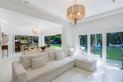 House in Key Biscayne, Florida 5 bedrooms, 297.47 sq.m. № 2042117 - photo 24