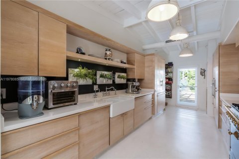 House in Key Biscayne, Florida 5 bedrooms, 297.47 sq.m. № 2042117 - photo 22