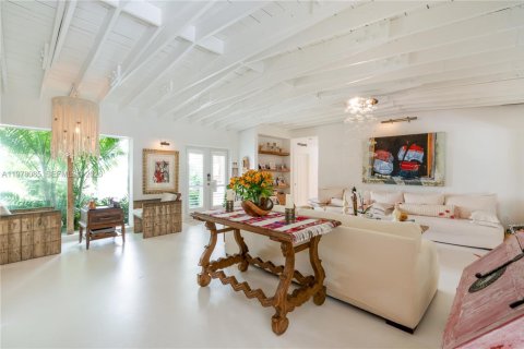 House in Key Biscayne, Florida 5 bedrooms, 297.47 sq.m. № 2042117 - photo 11