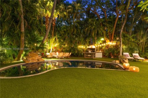 House in Key Biscayne, Florida 5 bedrooms, 297.47 sq.m. № 2042117 - photo 27